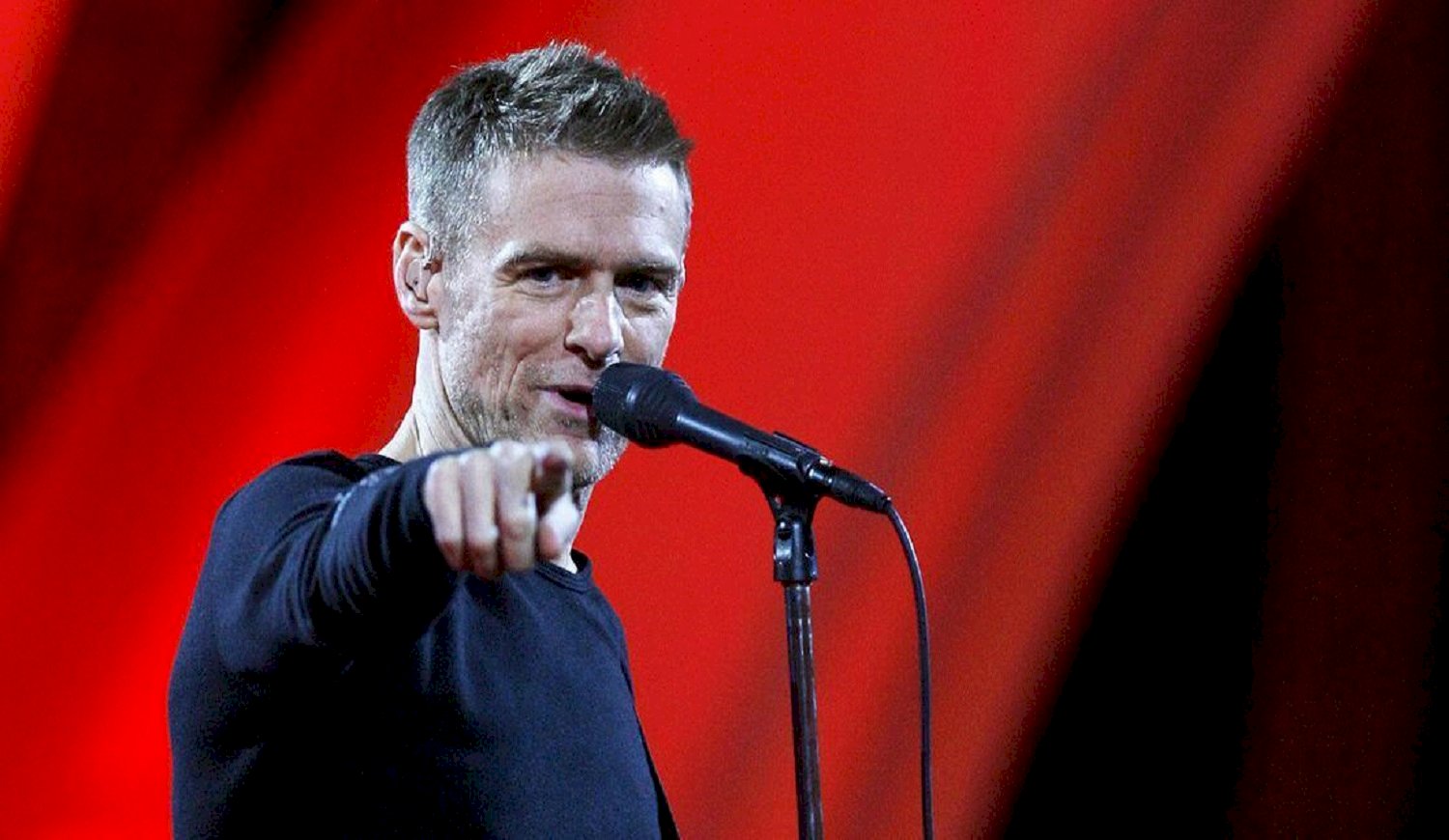 Bryan Adams estrenó la canción “Kick ass”