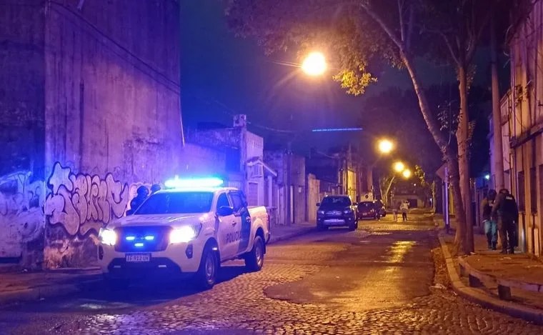 Balearon y robaron a una pareja