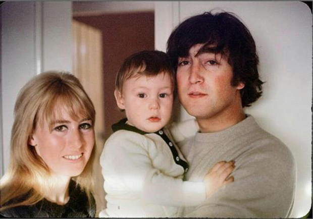 John Lennon se casa con Cynthia Powell