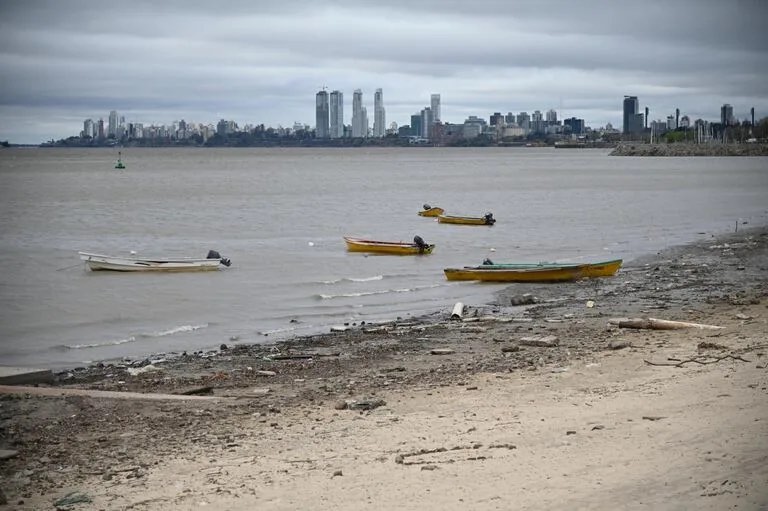 El río Paraná vuelve a niveles de bajate alarmantes