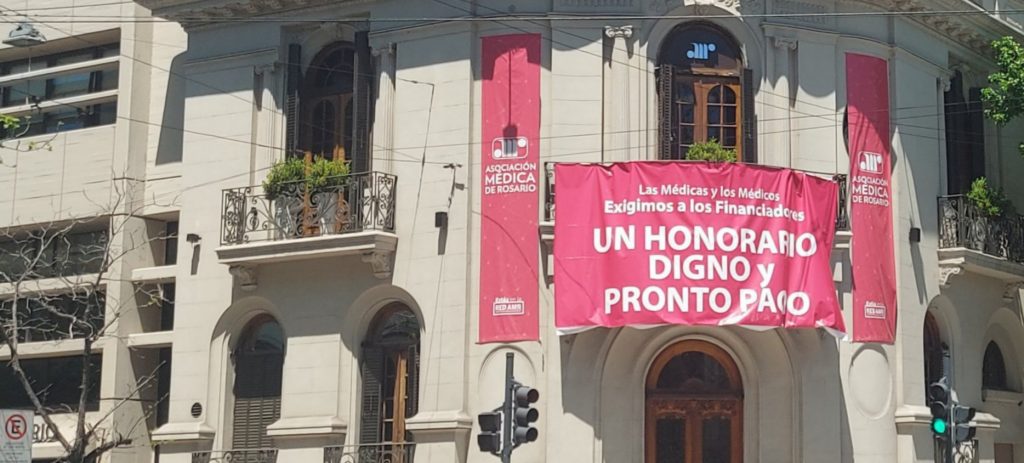Médicos reclaman salarios dignos