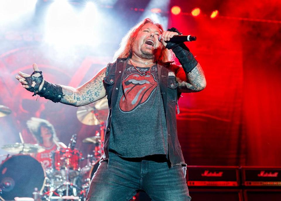 Vince Neil, de Mötley Crüe, se rompe las costillas